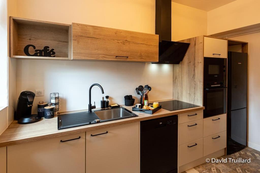 Suites Mana - Matahina Avec Vue Superbe Sur La Place Ducale Et Parking Prive Inclus Charleville-Mézières Esterno foto