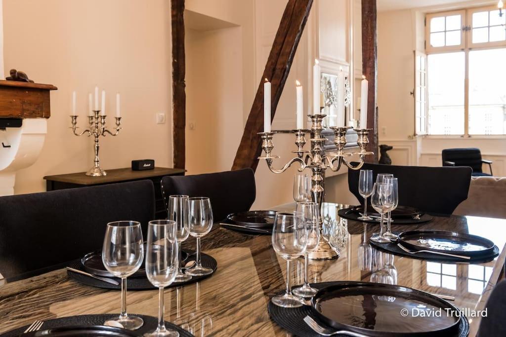 Suites Mana - Matahina Avec Vue Superbe Sur La Place Ducale Et Parking Prive Inclus Charleville-Mézières Esterno foto