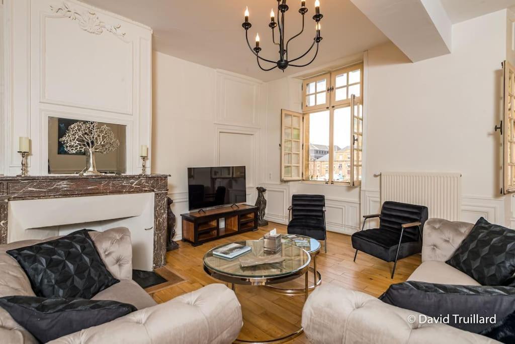 Suites Mana - Matahina Avec Vue Superbe Sur La Place Ducale Et Parking Prive Inclus Charleville-Mézières Esterno foto