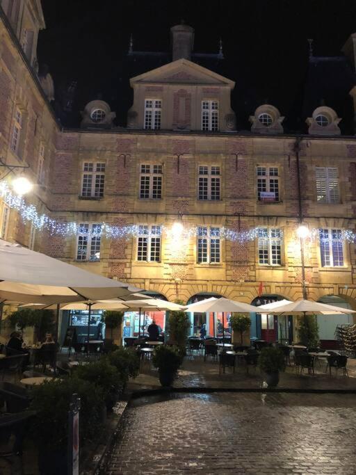 Suites Mana - Matahina Avec Vue Superbe Sur La Place Ducale Et Parking Prive Inclus Charleville-Mézières Esterno foto