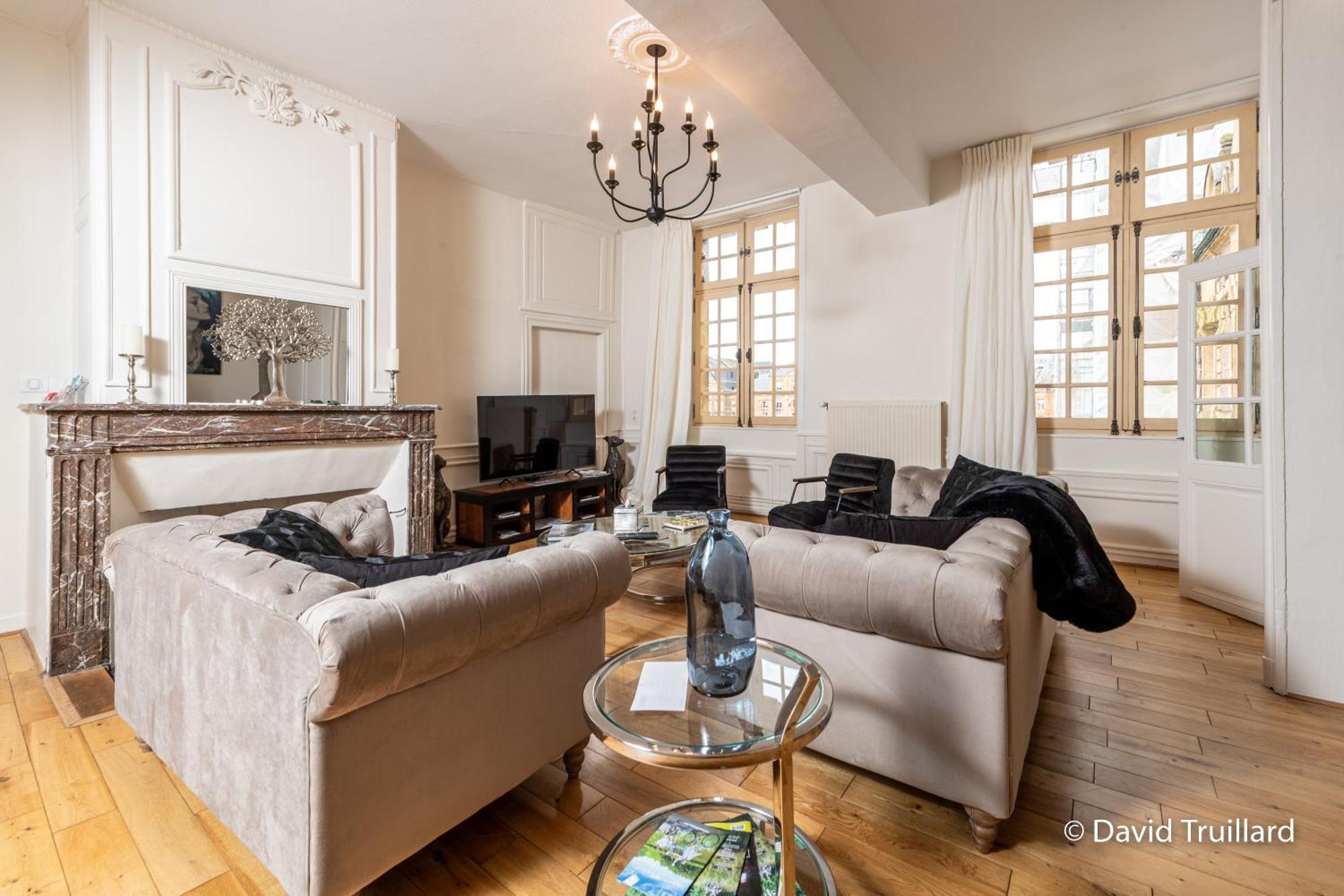 Suites Mana - Matahina Avec Vue Superbe Sur La Place Ducale Et Parking Prive Inclus Charleville-Mézières Esterno foto
