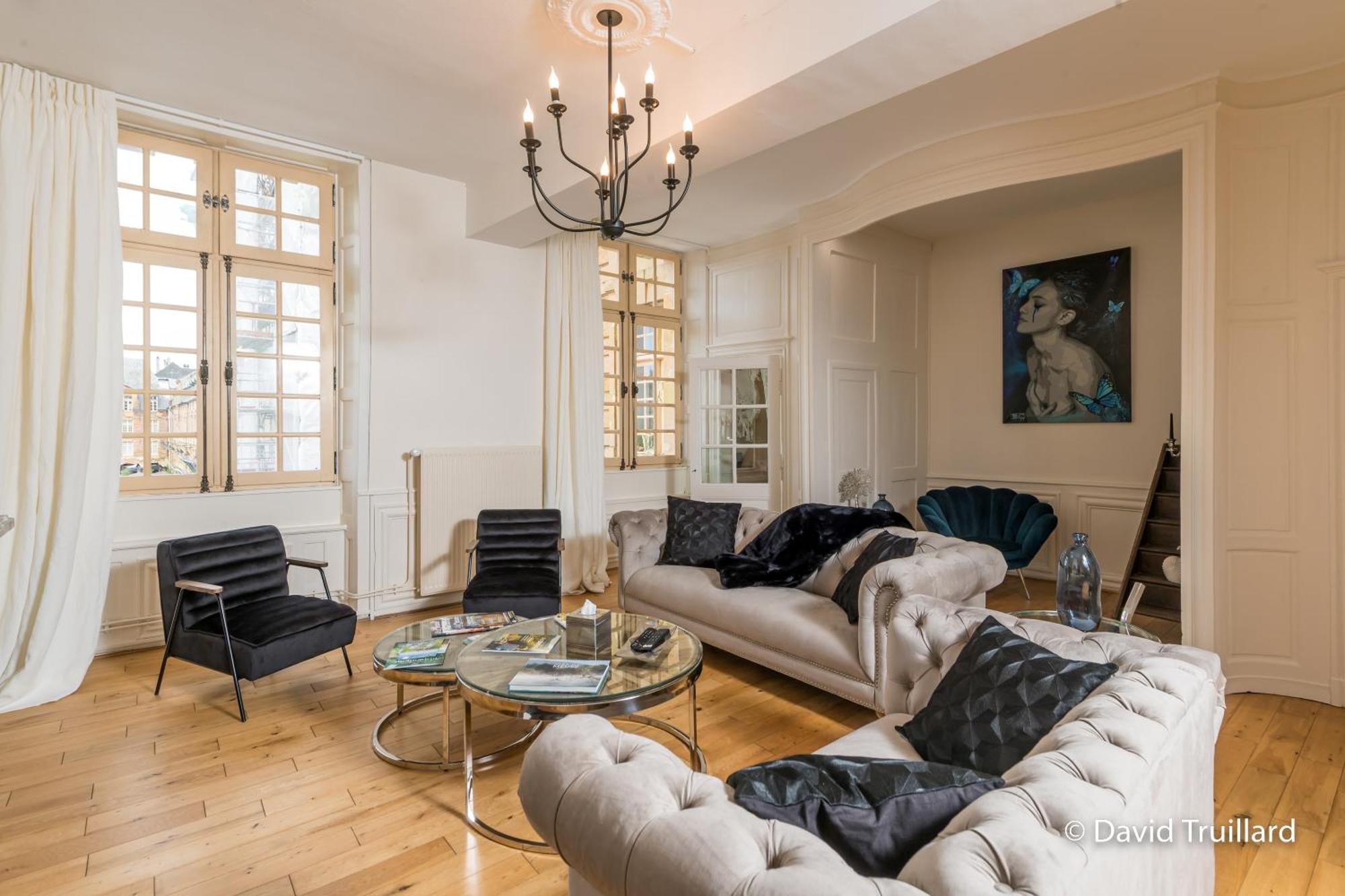 Suites Mana - Matahina Avec Vue Superbe Sur La Place Ducale Et Parking Prive Inclus Charleville-Mézières Esterno foto