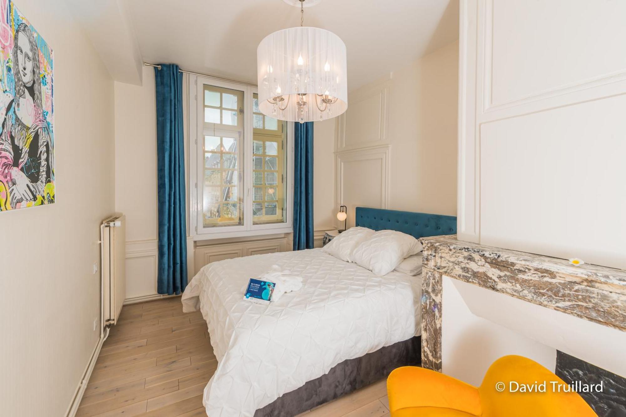Suites Mana - Matahina Avec Vue Superbe Sur La Place Ducale Et Parking Prive Inclus Charleville-Mézières Esterno foto