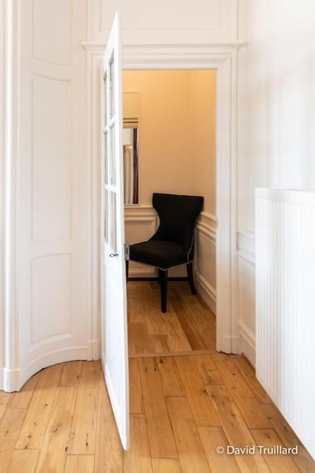 Suites Mana - Matahina Avec Vue Superbe Sur La Place Ducale Et Parking Prive Inclus Charleville-Mézières Esterno foto