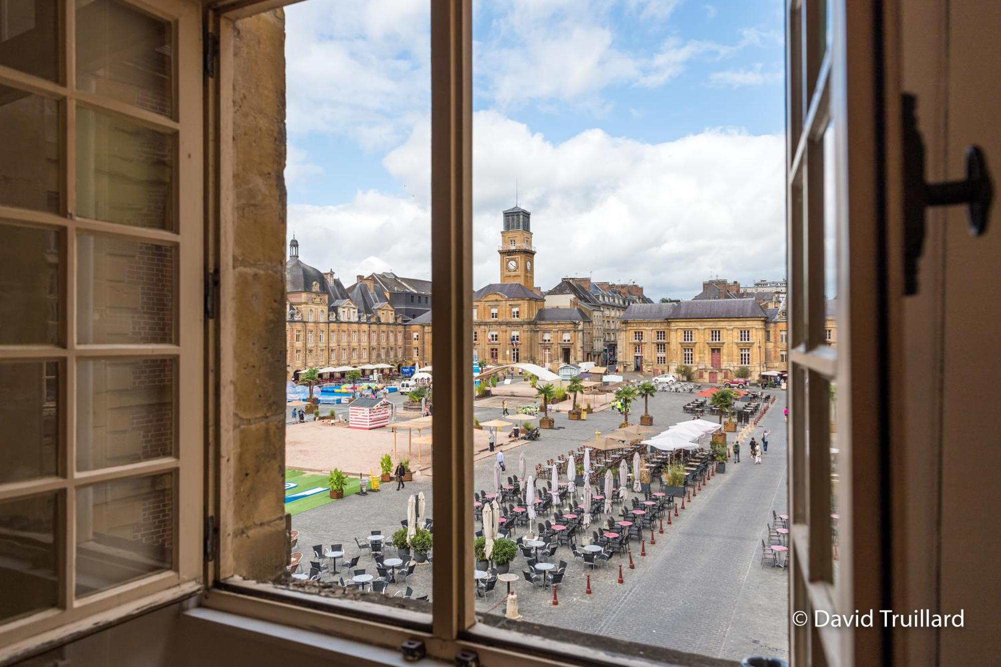 Suites Mana - Matahina Avec Vue Superbe Sur La Place Ducale Et Parking Prive Inclus Charleville-Mézières Esterno foto