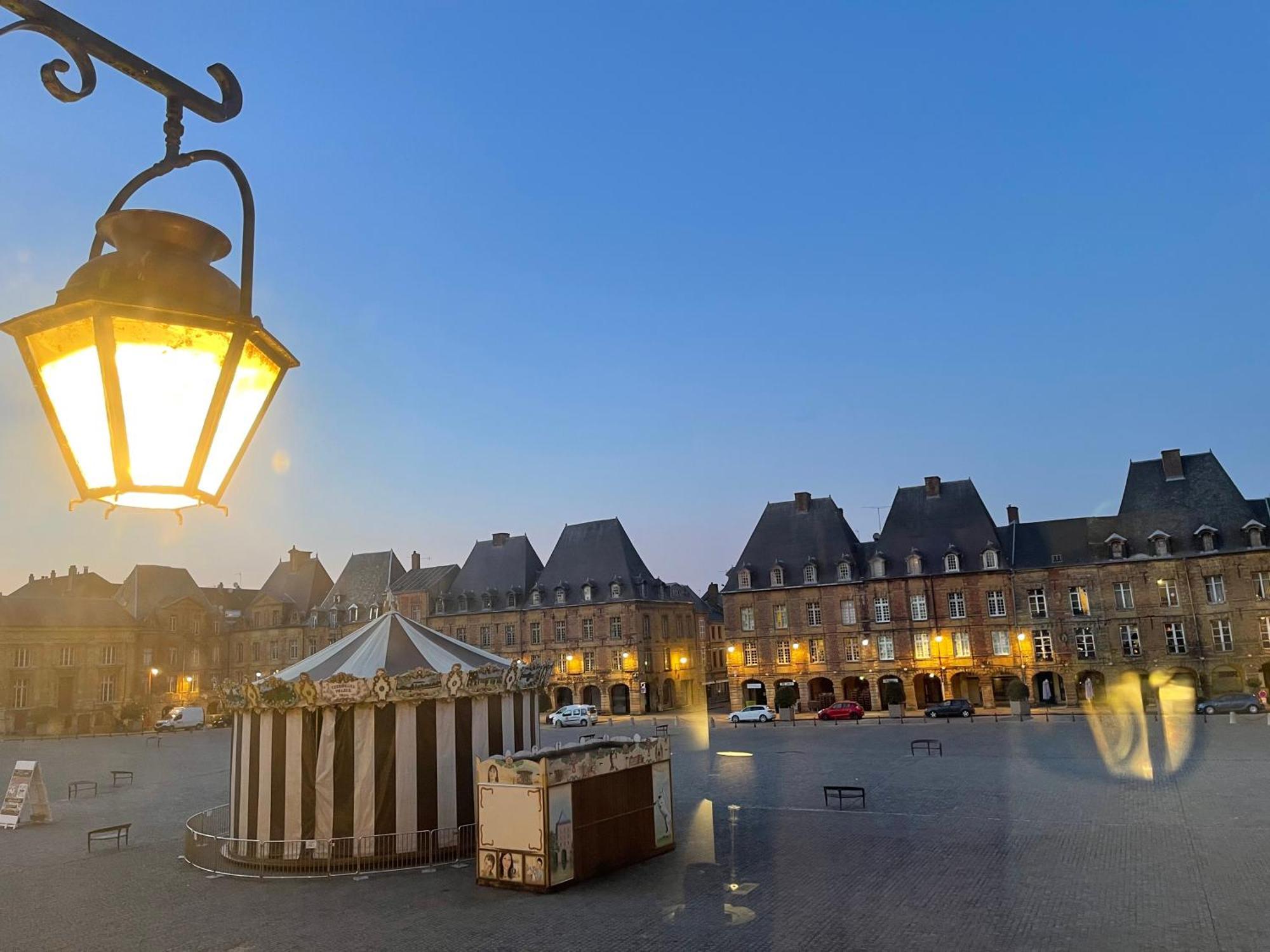 Suites Mana - Matahina Avec Vue Superbe Sur La Place Ducale Et Parking Prive Inclus Charleville-Mézières Esterno foto
