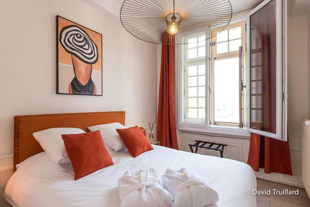 Suites Mana - Matahina Avec Vue Superbe Sur La Place Ducale Et Parking Prive Inclus Charleville-Mézières Esterno foto