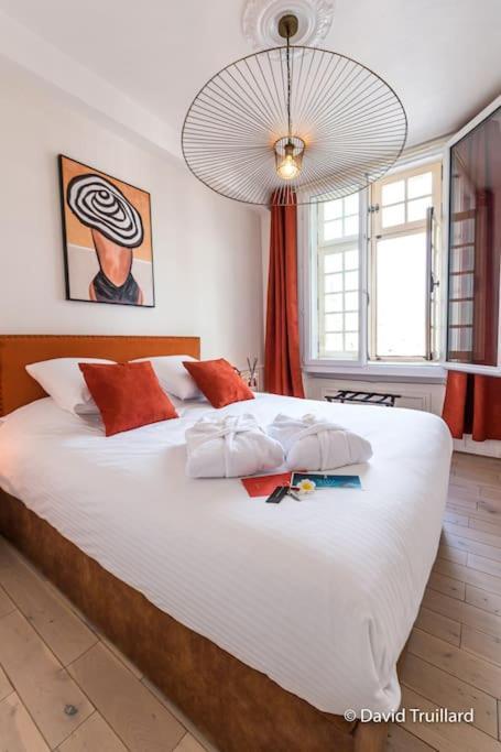 Suites Mana - Matahina Avec Vue Superbe Sur La Place Ducale Et Parking Prive Inclus Charleville-Mézières Esterno foto