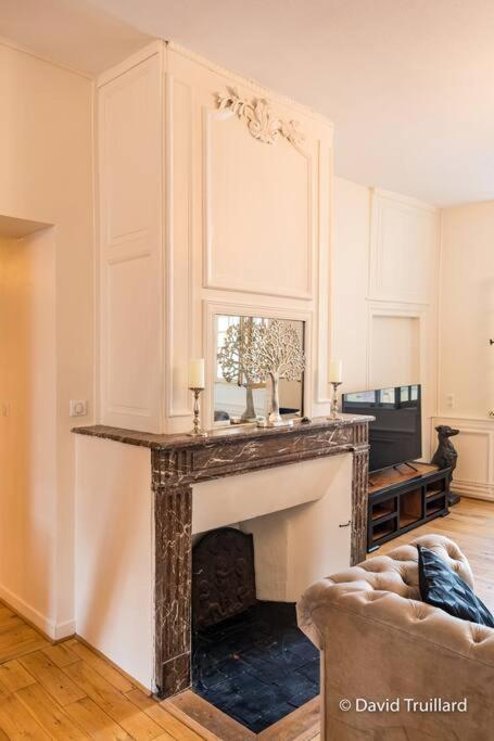 Suites Mana - Matahina Avec Vue Superbe Sur La Place Ducale Et Parking Prive Inclus Charleville-Mézières Esterno foto