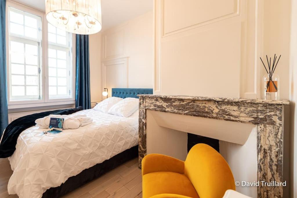 Suites Mana - Matahina Avec Vue Superbe Sur La Place Ducale Et Parking Prive Inclus Charleville-Mézières Esterno foto