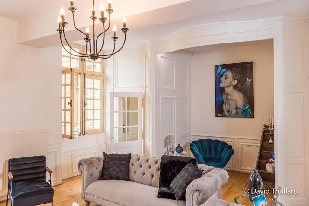 Suites Mana - Matahina Avec Vue Superbe Sur La Place Ducale Et Parking Prive Inclus Charleville-Mézières Esterno foto